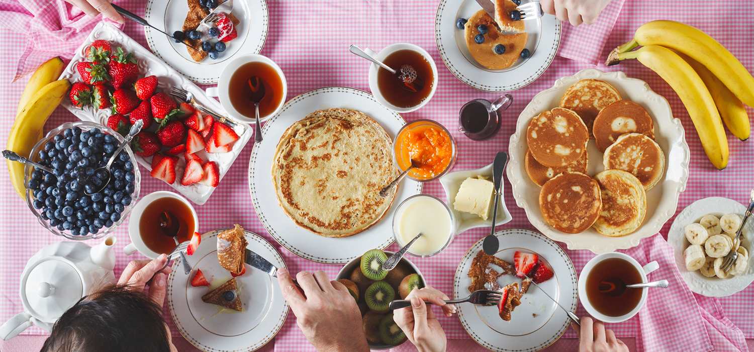 Američke palačinke i crêpe palačinke uz razno voće i punjenja